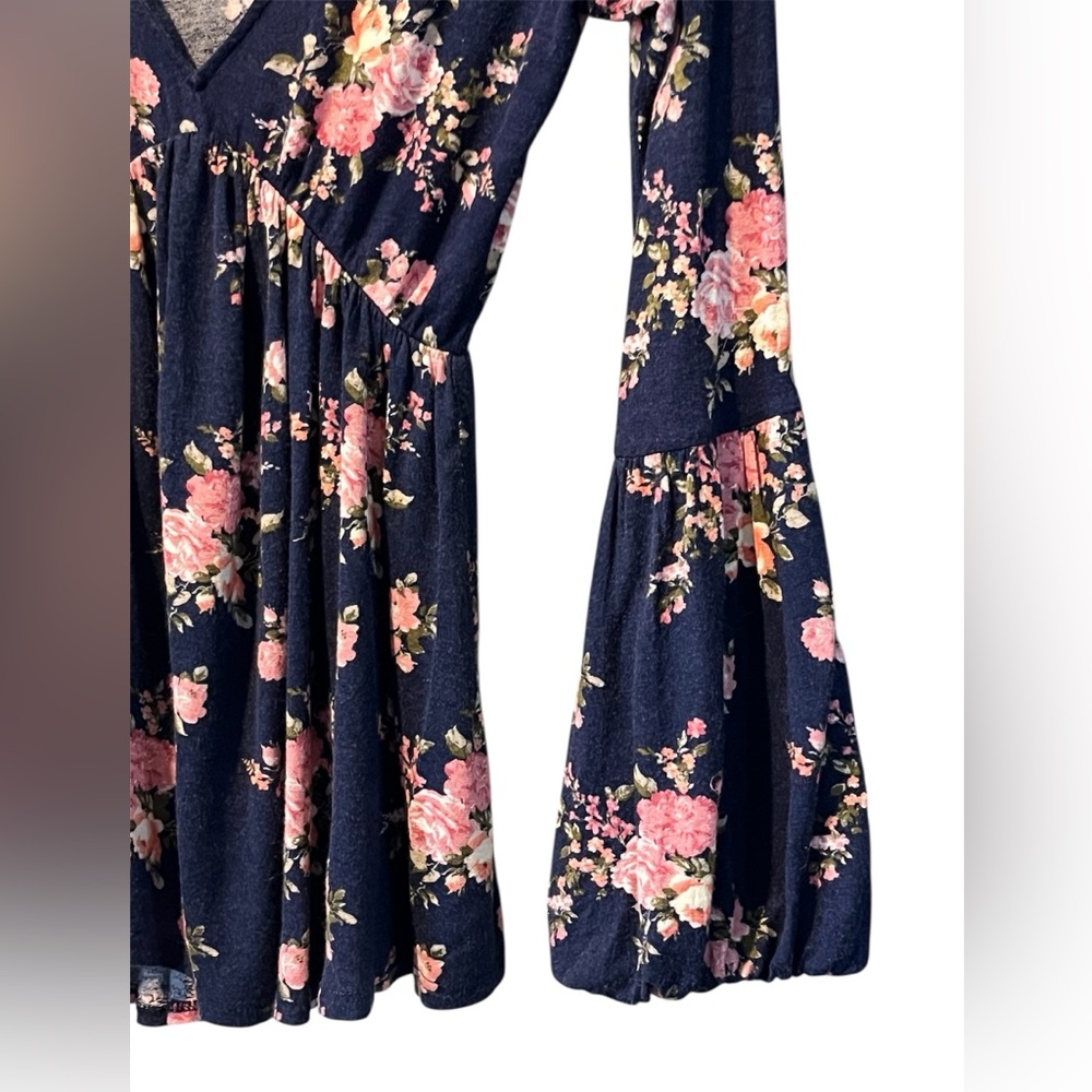 Altar'd State Navy Blue Floral V-Neck Women's Top Whimsical Fairy Size Medium - Picture 5 of 13